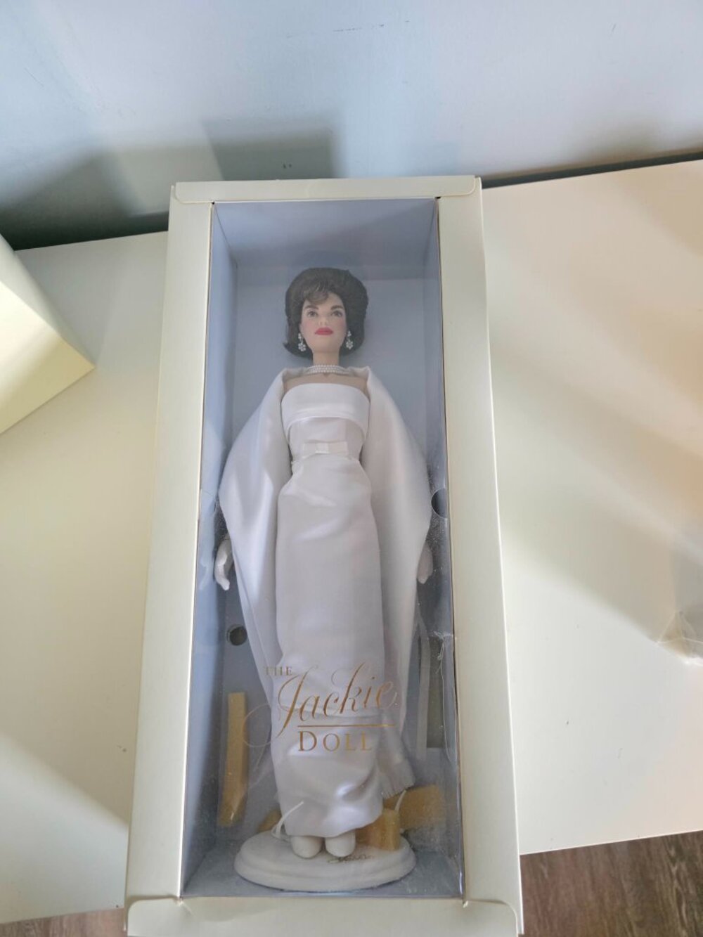 Franklin Mint Jacqueline Kennedy "The Jackie Doll" Inaugural Gala Portrait Doll - Picture 4 of 10